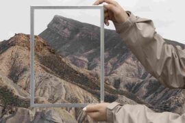 celovek-derzasii-ramku-s-koncepciei-otkrytogo-prirodnogo-landsafta_11zon