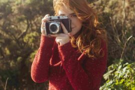 devuska-na-poberez-e-so-starinnoi-kameroi_11zon