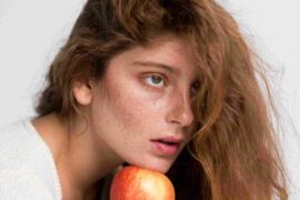 tainstvennaa-zensina-s-krasnym-ablokom (2)_11zon